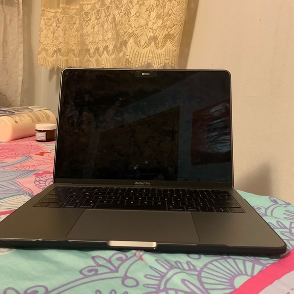 Macbook Pro 2017 - Picture 4 of 4